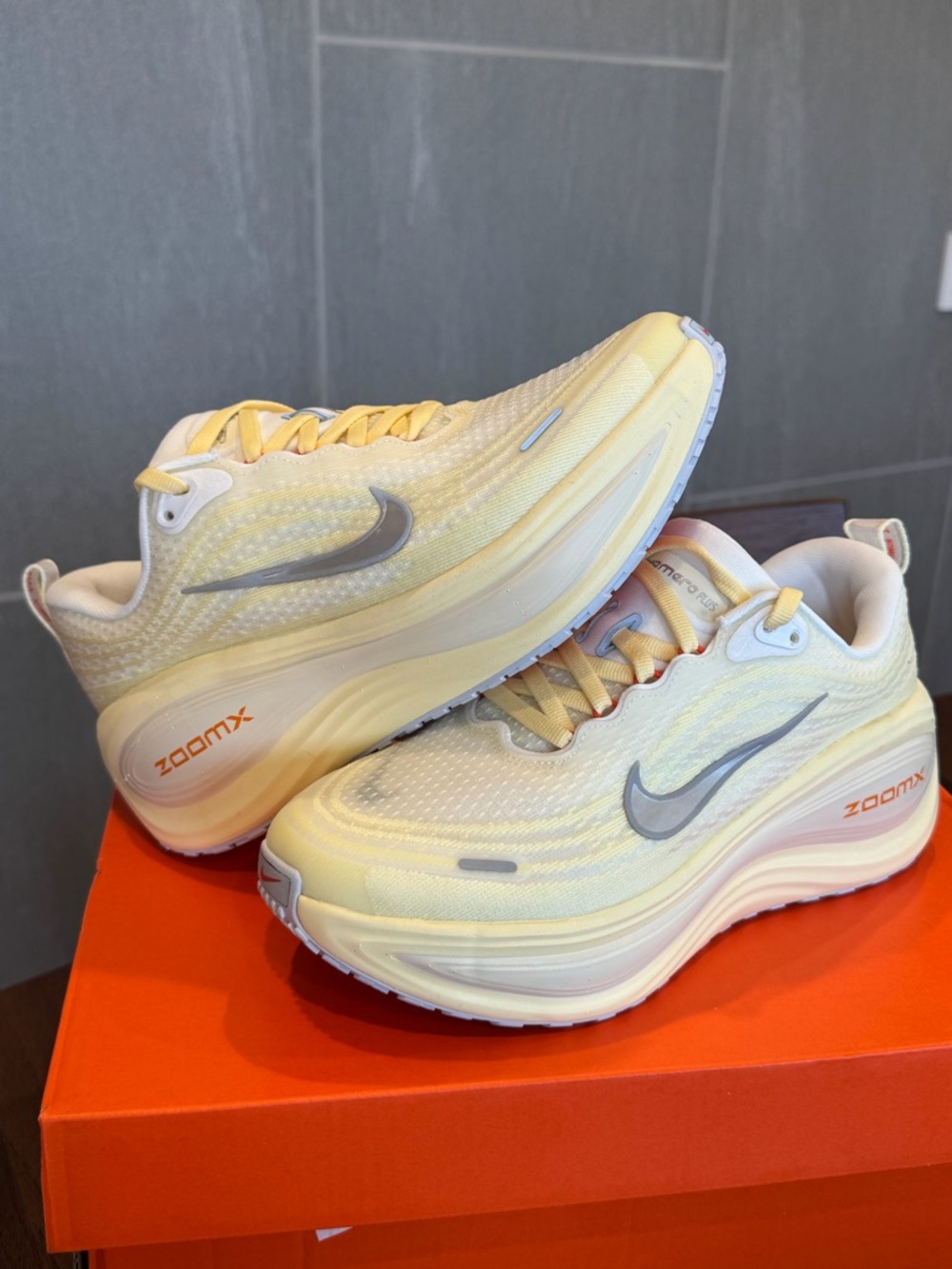 Women’s Nike Vomero Plus - Picture 2 of 4